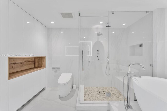 Building Photo - 465 Brickell Ave