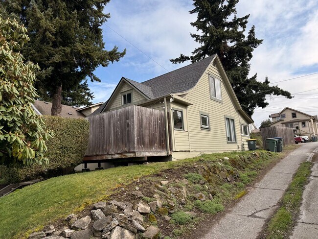 Building Photo - PRELEASING: 4 bdrm/1bath Sunny York Neighborhood home!