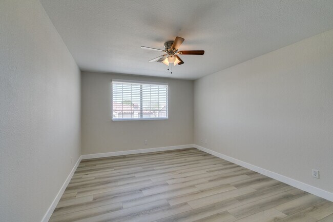 Building Photo - Modern 2-Bedroom Green Valley Townhome