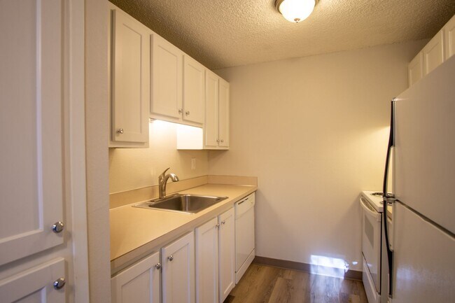 Building Photo - Ground Floor 2 Bdr Close to the Heart of Multnomah Village!