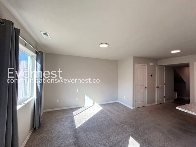 Building Photo - 3-Bed, 2.5-Bath Home/Voucher Accepted / Available Now!