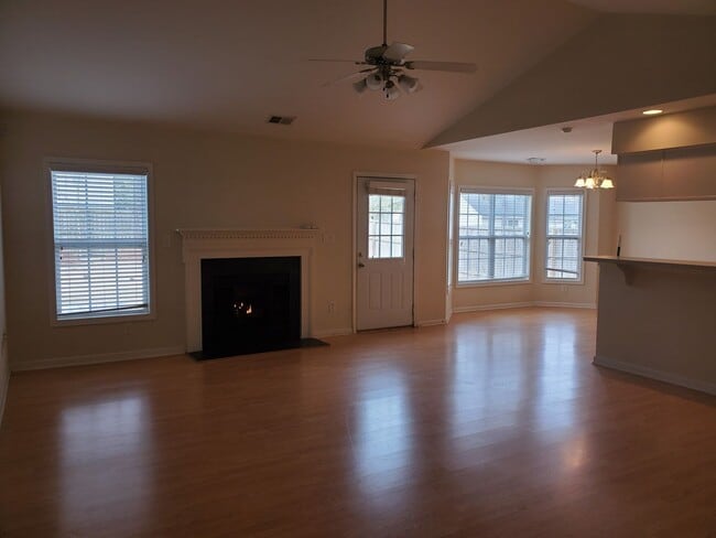 Building Photo - BEAUTIFUL 3 BEDROOM HOME!