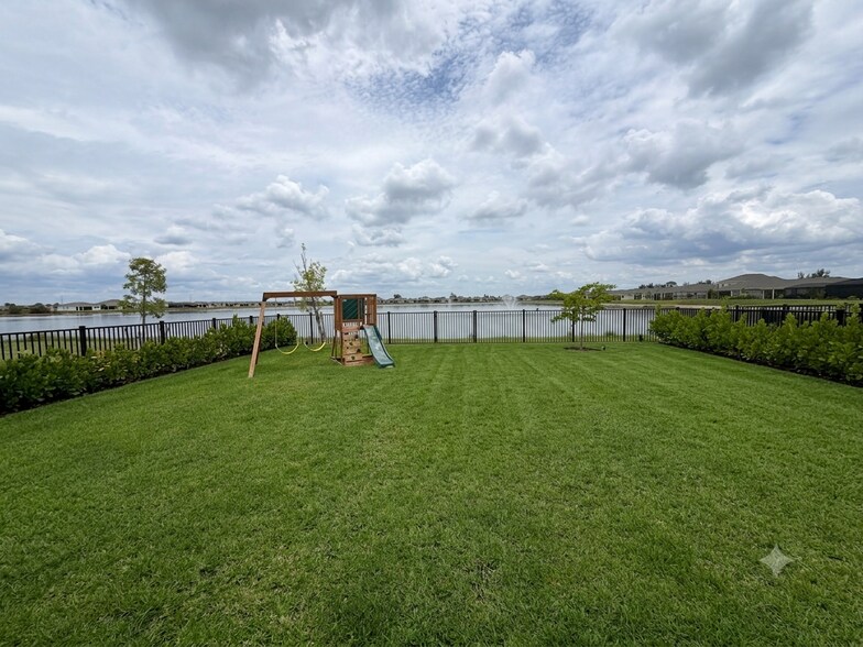 Building Photo - 435 Spring Hill Lake Loop