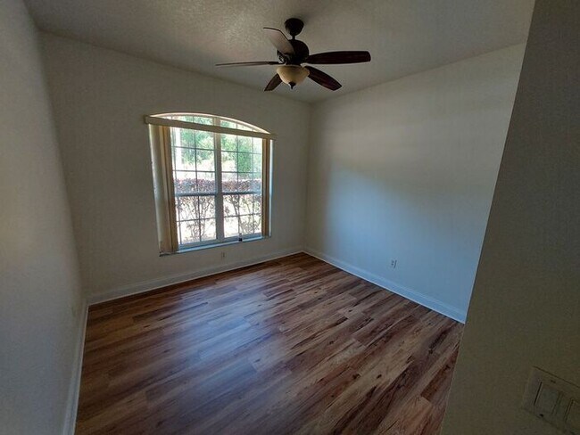 Building Photo - Beautiful 3/2/2 on 1/3 of an acre