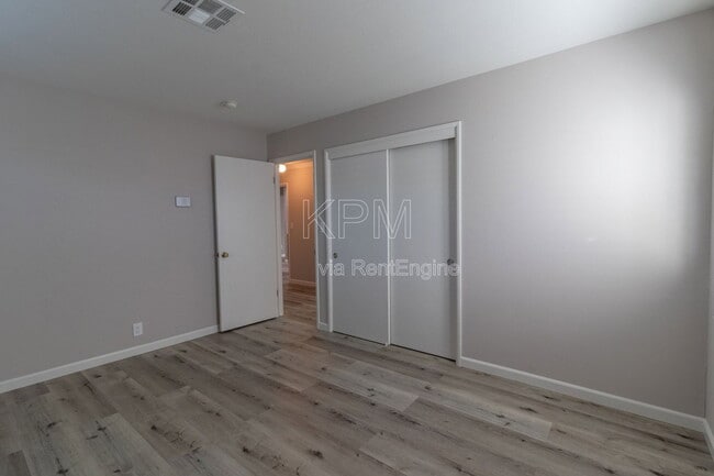 Building Photo - 218 E Longview Ave
