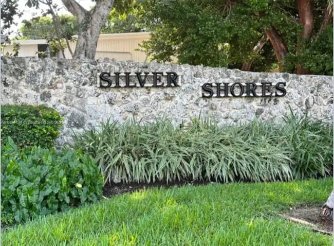 Primary Photo - 613 N Emerald Dr