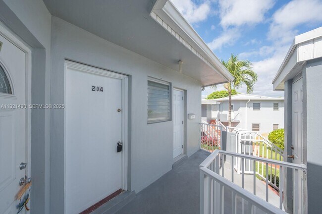 Building Photo - 1651 NE Miami Gardens Dr