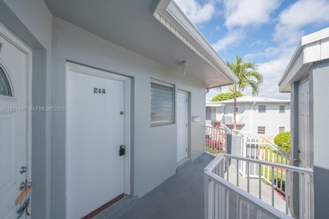 Building Photo - 1651 NE Miami Gardens Dr