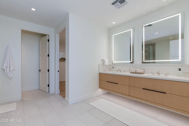 Building Photo - 5000 N Camelback Rdg Dr