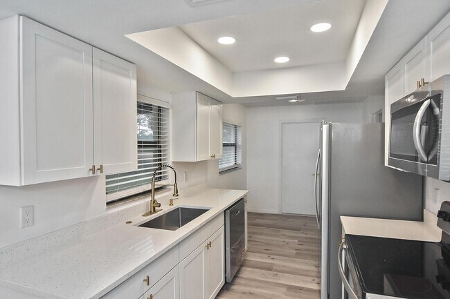 Building Photo - 1202 E 7th St