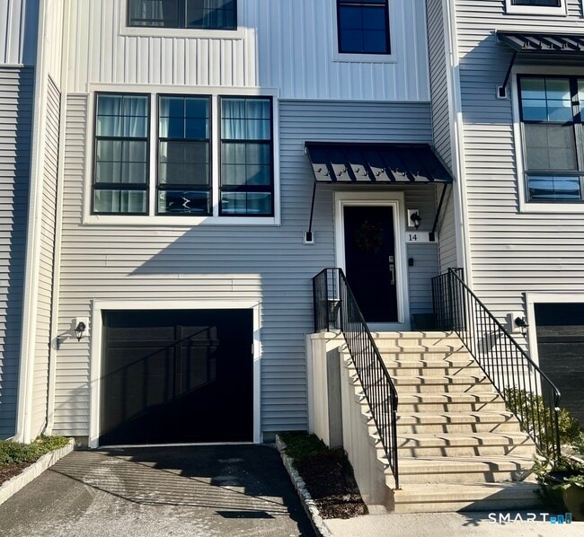 Building Photo - 14 E Cross Trail