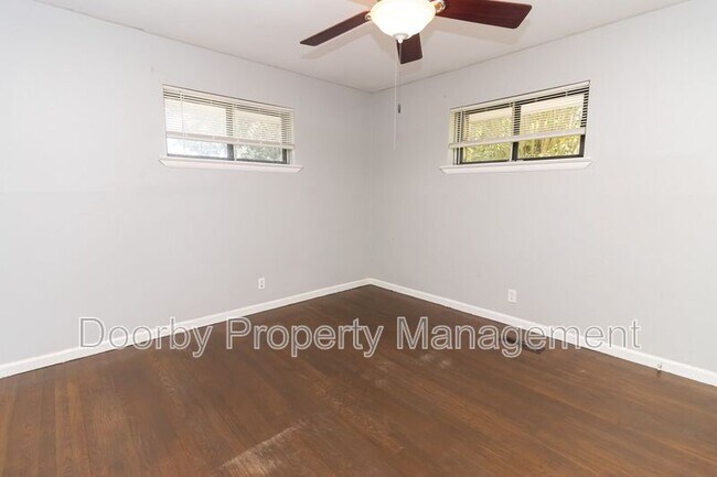 Building Photo - 730 Roberta Dr