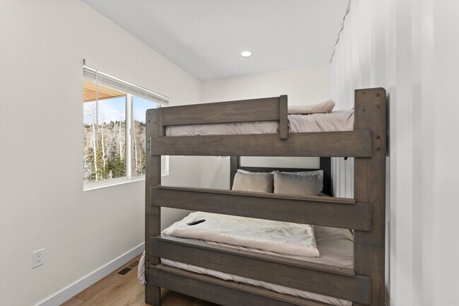 Building Photo - 220 Circle Dr