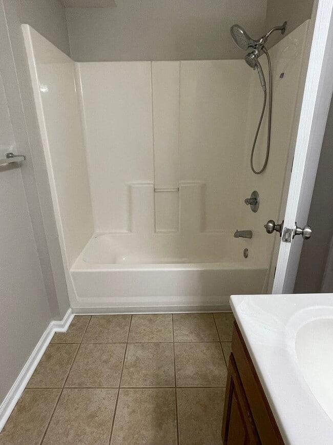 Building Photo - GREAT LOCATION! PLENTY OF STORAGE!