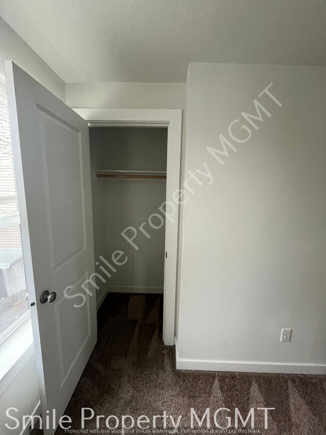 Building Photo - 2 Bedrooms with Garage Parking