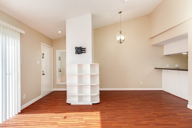 Building Photo - 7140 N Holiday Dr