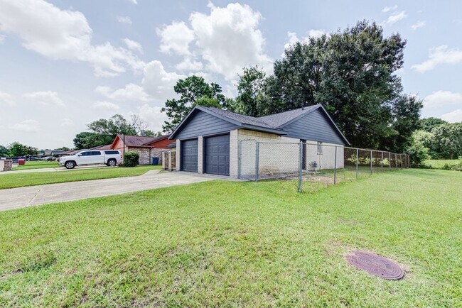 Building Photo - 2035 Deerhurst Ln