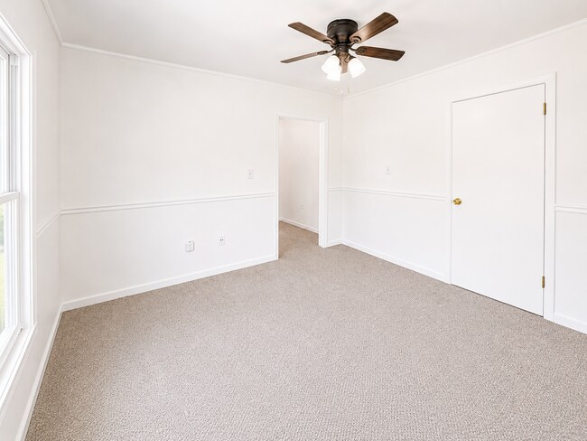 Building Photo - Cute 2 bedroom/1 bath home close to downtown, restaurants and shopping!