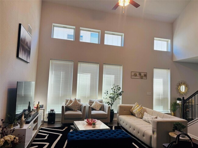 Building Photo - 349 Rend Dr