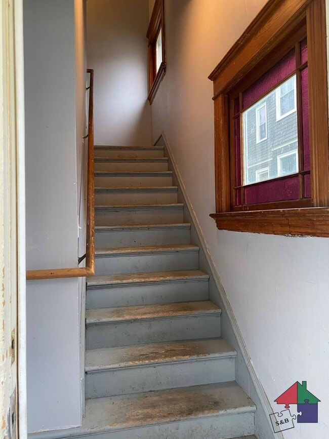 Building Photo - Spacious 8 Bedroom, 3 Bathroom Home for Re...