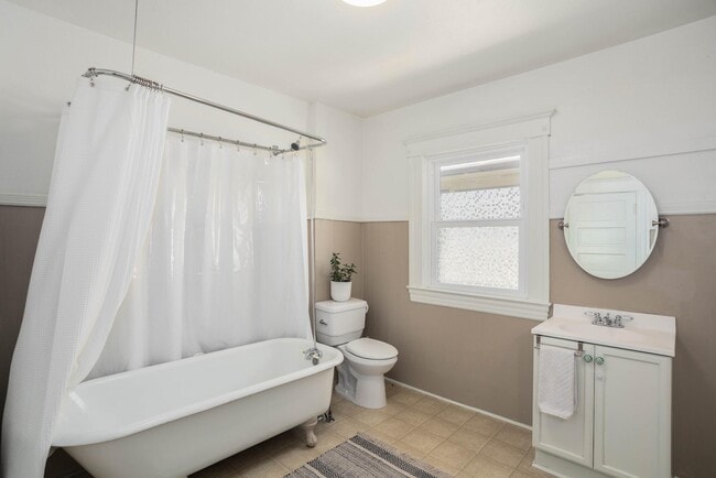 Building Photo - 1518 SE Poplar Ave