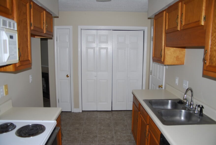 Building Photo - 33 Heather Ln