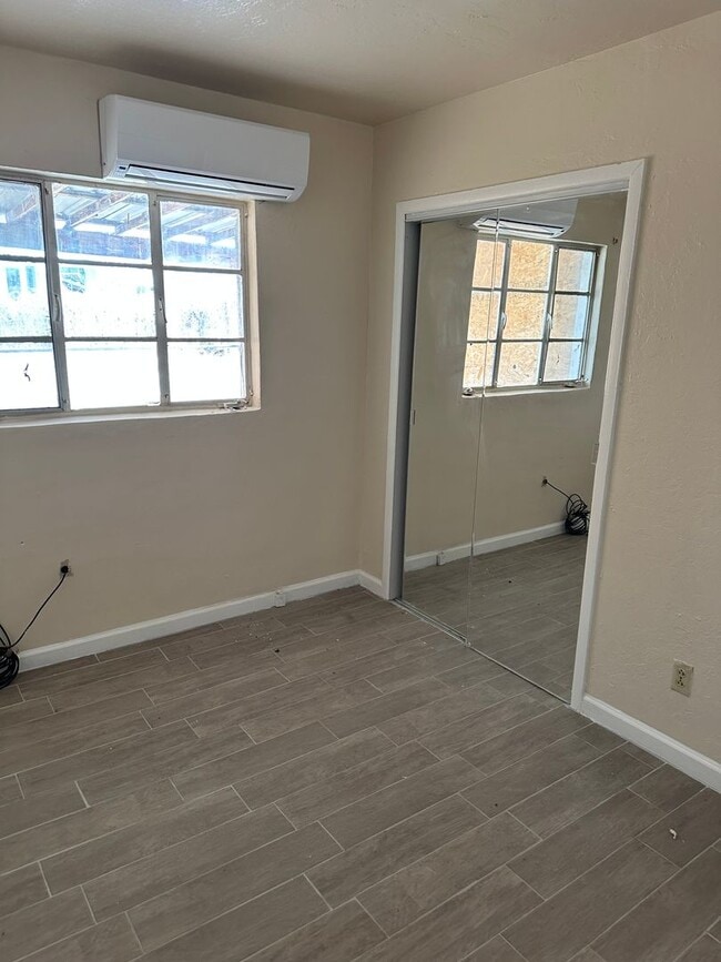 Building Photo - Great 1 Bed 1 Bath located near NMSU