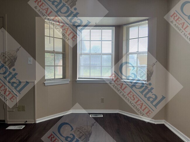 Building Photo - Charming 3 Bedroom