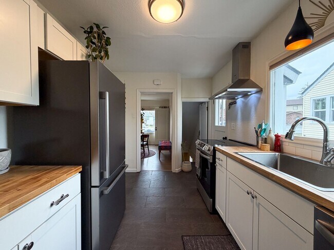 Building Photo - Spacious 2-Bedroom, 3-Bath Home in Spokane with Modern Comforts