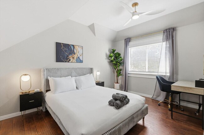 Building Photo - 4843 Golfside Dr