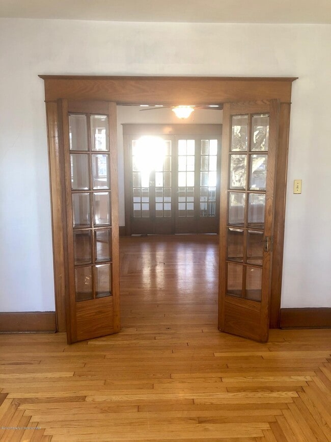 Building Photo - 504 School St