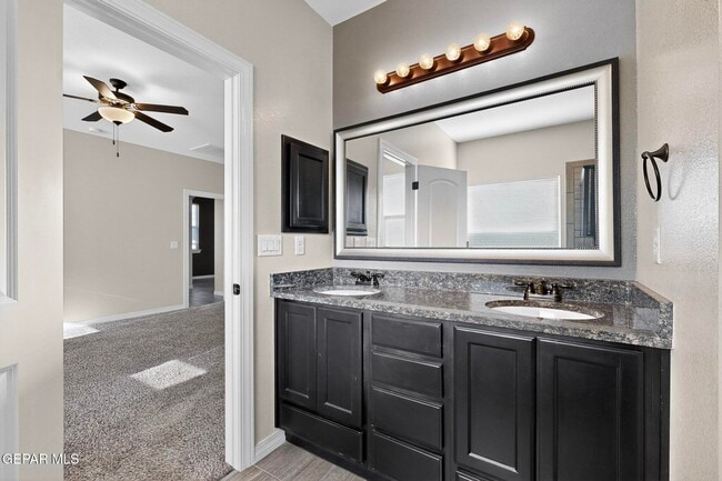 Building Photo - 220 S Manzanita Dr