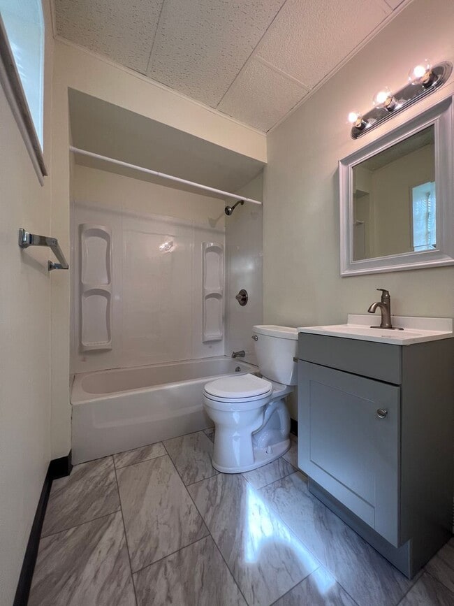 Building Photo - Updated 4BR 1.5 bath home with rear parking!