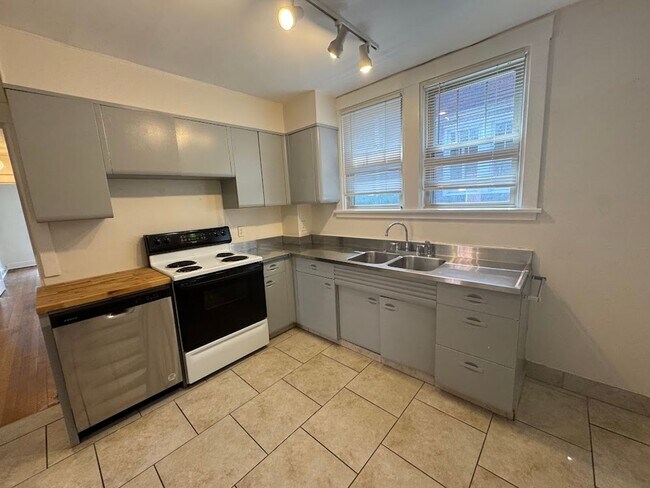 Building Photo - Open & Bright! 3 bedroom duplex
