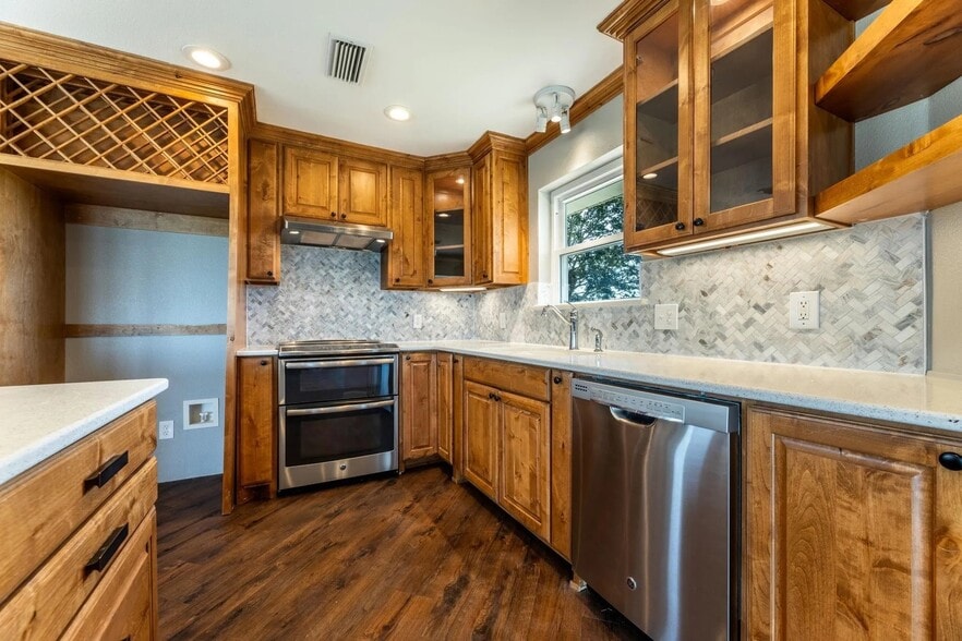 Building Photo - 6200 N Interstate 45 Service Rd