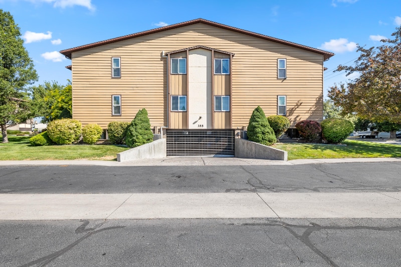 Building Photo - 355 Elm St N