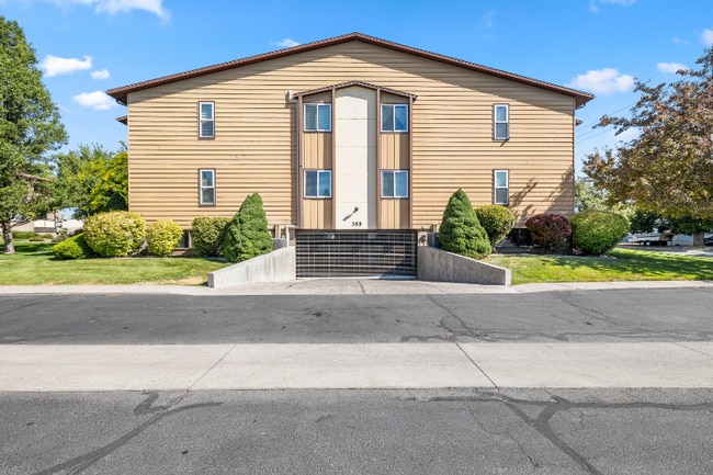 Building Photo - 355 Elm St N