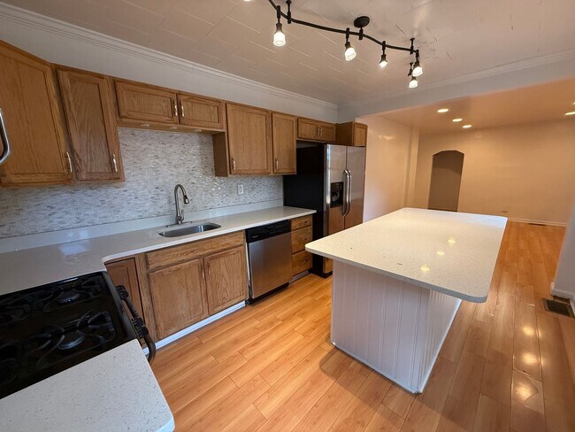Building Photo - Luxury Home - South Side Flats