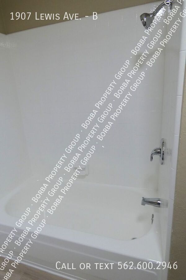 Building Photo - 1907 Lewis Ave