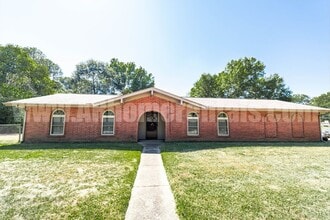 Building Photo - 600 S Davis St