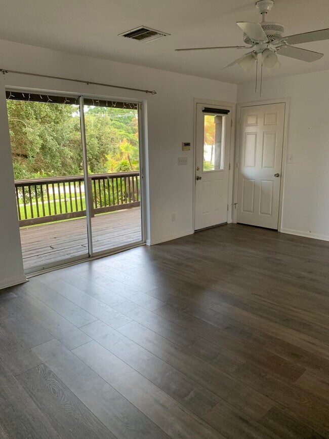 Building Photo - 121 S Oak St