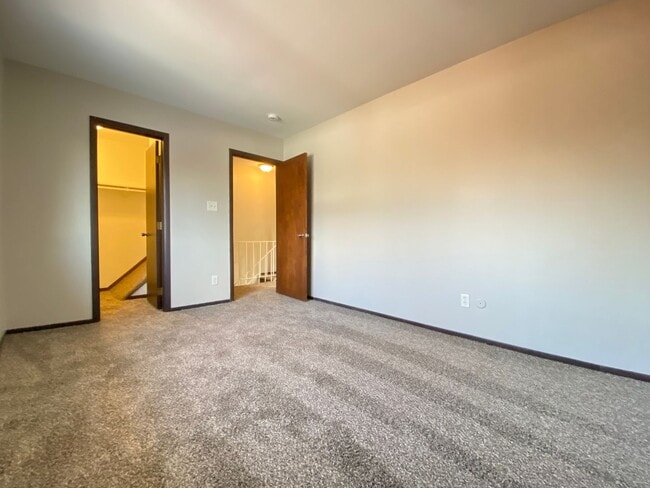 Building Photo - 2 Bedroom Townhome