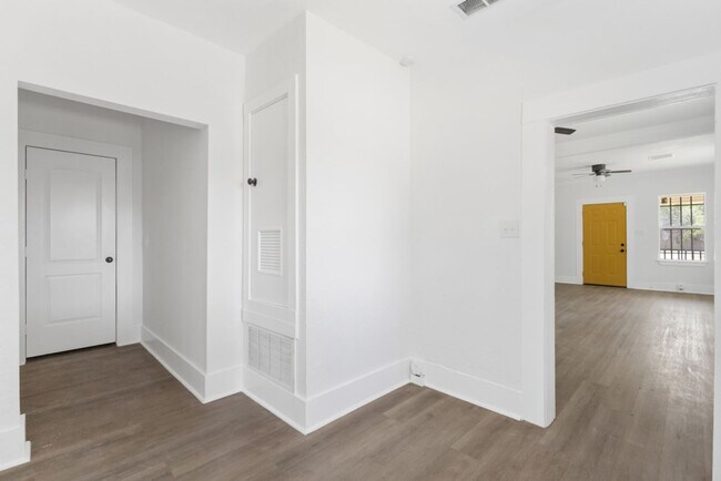 Building Photo - 843 Culebra Rd