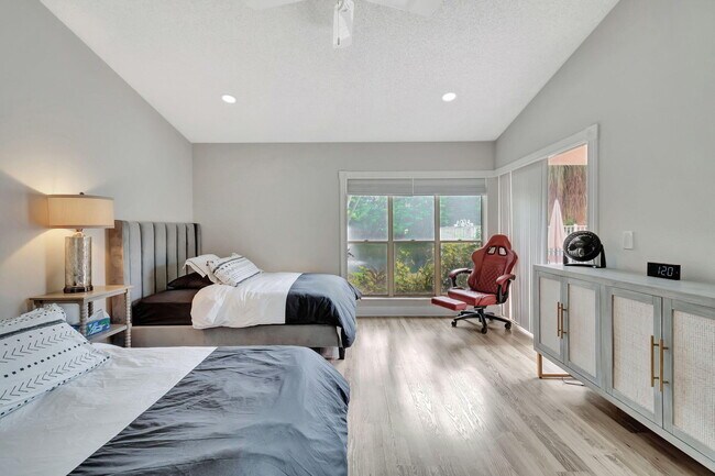 Building Photo - 7883 Villa Nova Dr N
