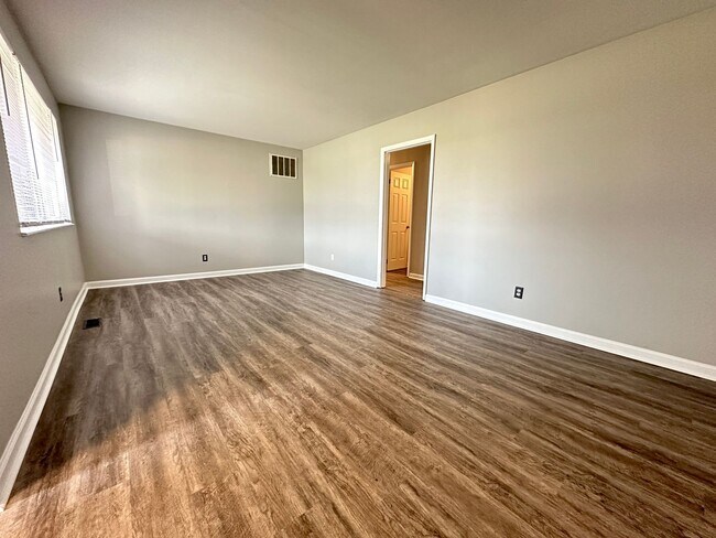 Building Photo - 10 Willow Dr