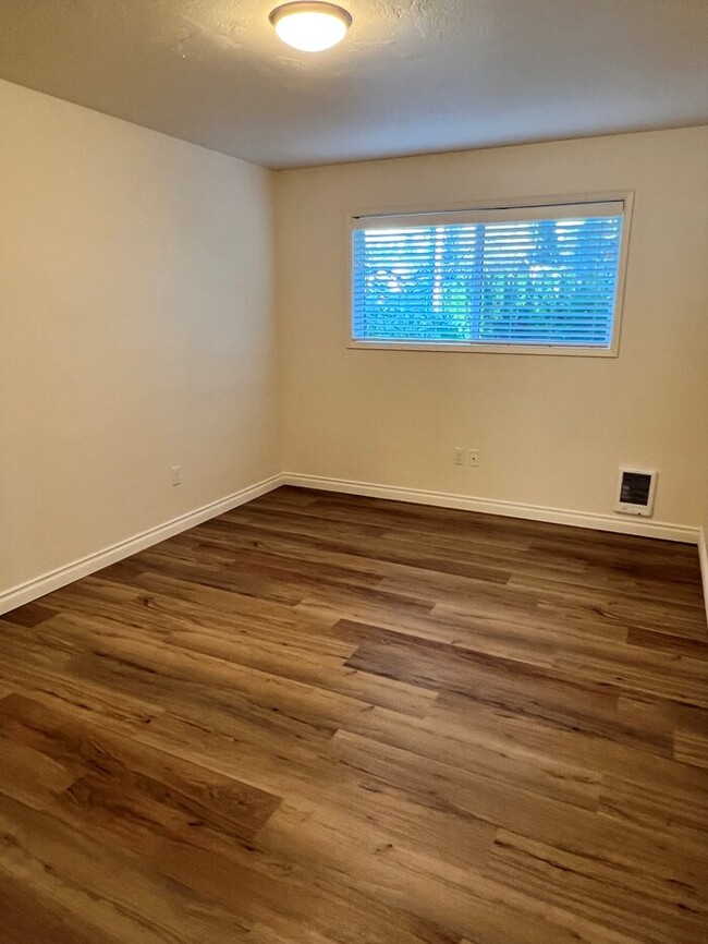 Building Photo - Beautiful Remodeled Home with Hardwood Pla...