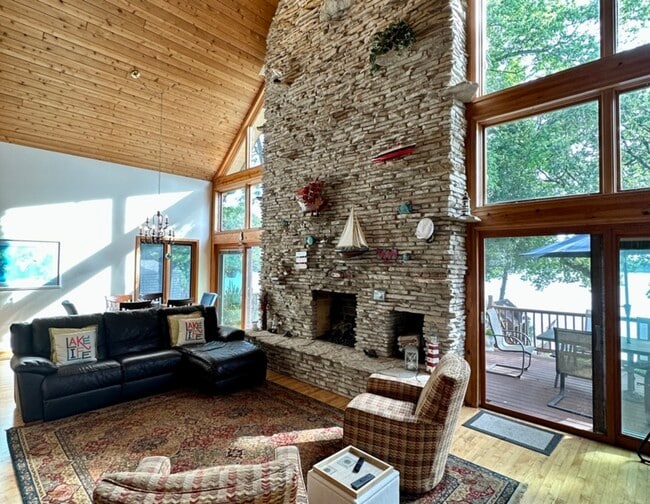 Building Photo - 4106 W Lake Shore Dr