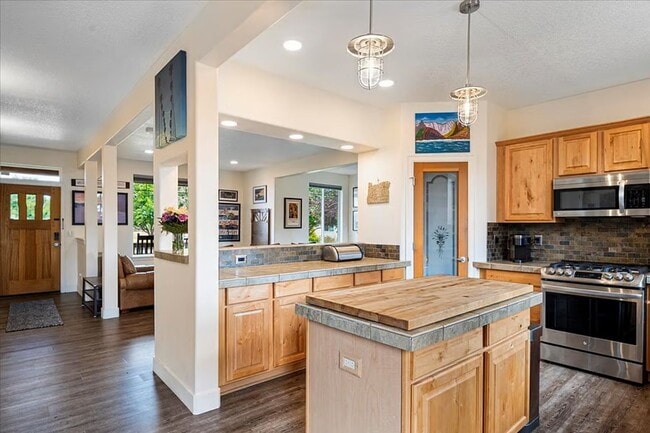 Building Photo - 1622 NW Rimrock Dr