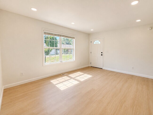 Building Photo - 175 Crawford Hill Rd