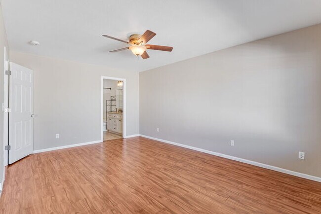 Building Photo - Light and bright 4-bedroom 3 bath beauty i...